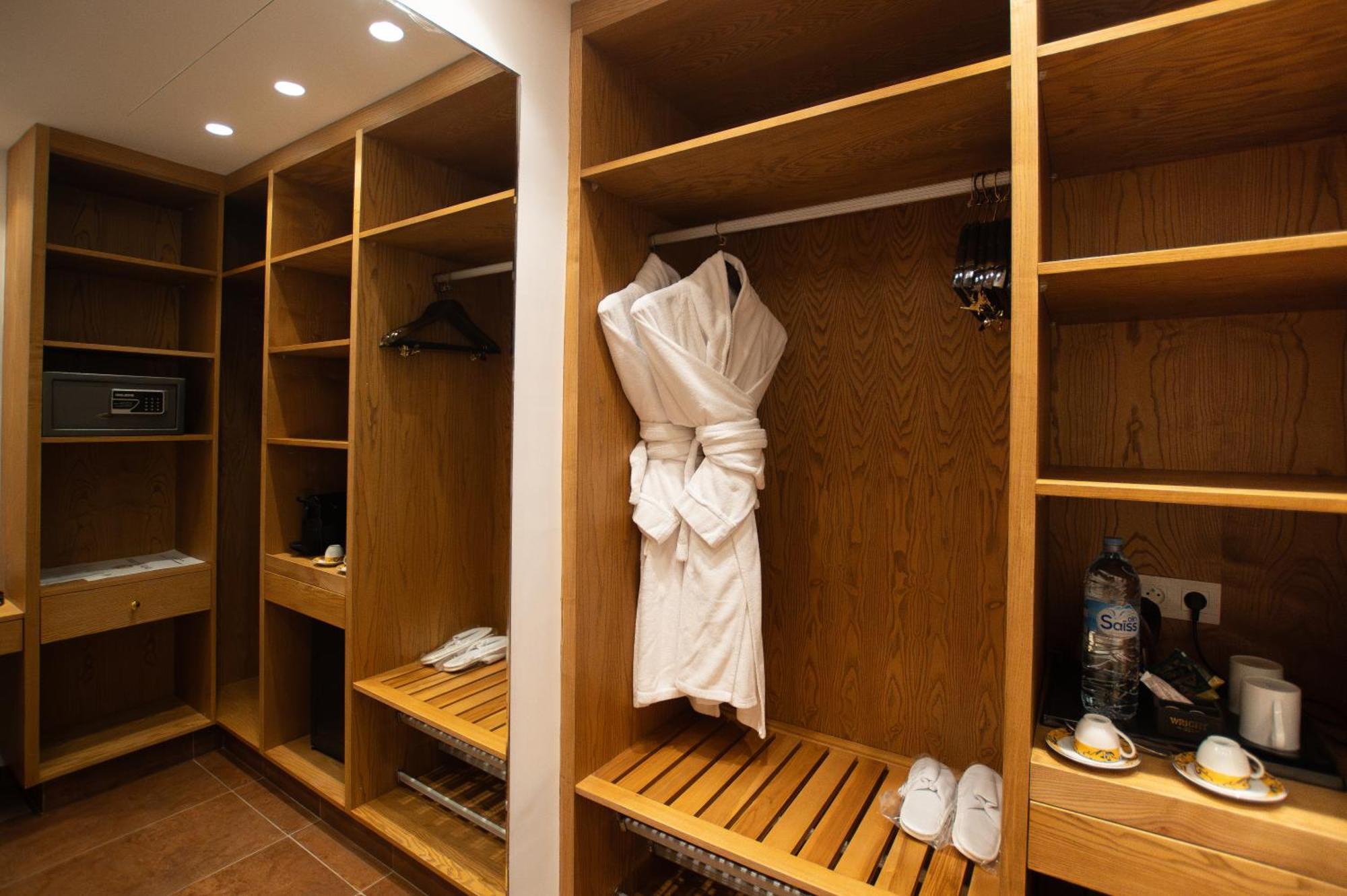 Tikida Golf Palace Αγκαντίρ Εξωτερικό φωτογραφία A bathrobe hanging in a closet